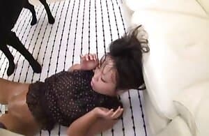 Phụ nữ da ngăm từ Nhật Bản chết tiệt một con chó